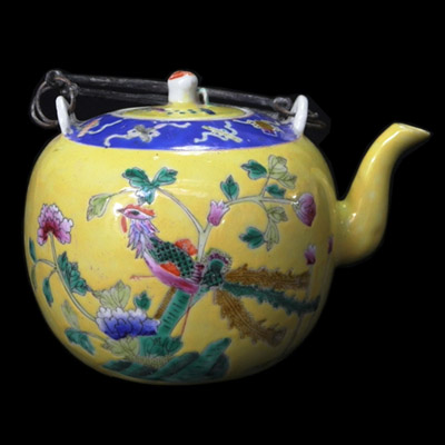 Qing SE Asia export ware famille jaune teapot