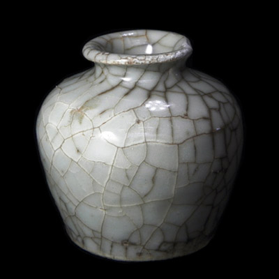 White Song jarlet with crackled glaze