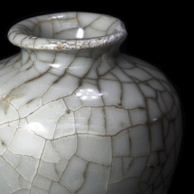 White Song jarlet with crackled glaze