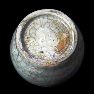 White Song jarlet with crackled glaze