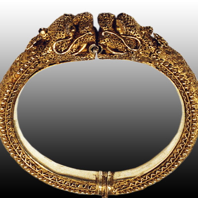 Gold Minangkabau braclet in the form of two 